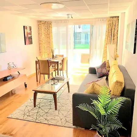 Cozy 3br: Ac & Park, 4min Walk, Golf 15 Min Lägenhet *